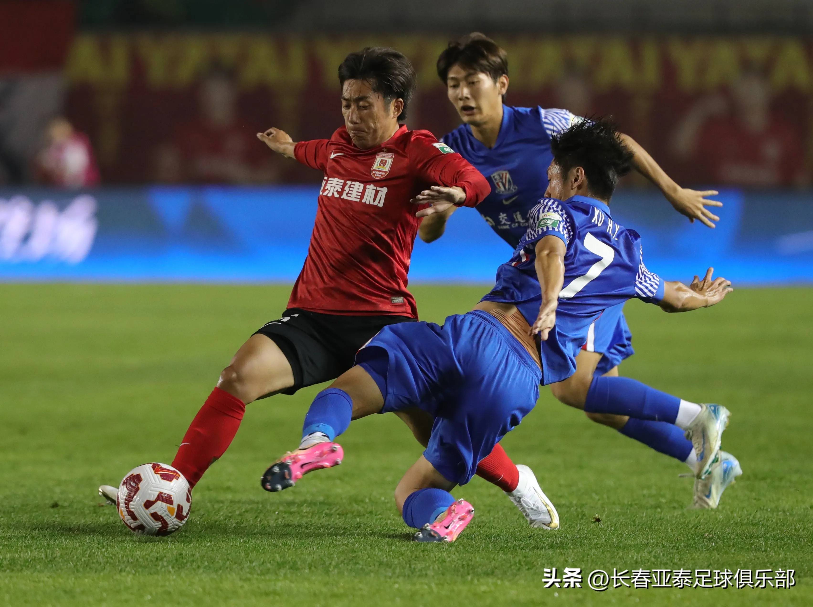 关于亚冠清晨再迎强敌，上海申花队长鼓劲，主帅态度——气氛紧张，阵容厚度经受考验的信息